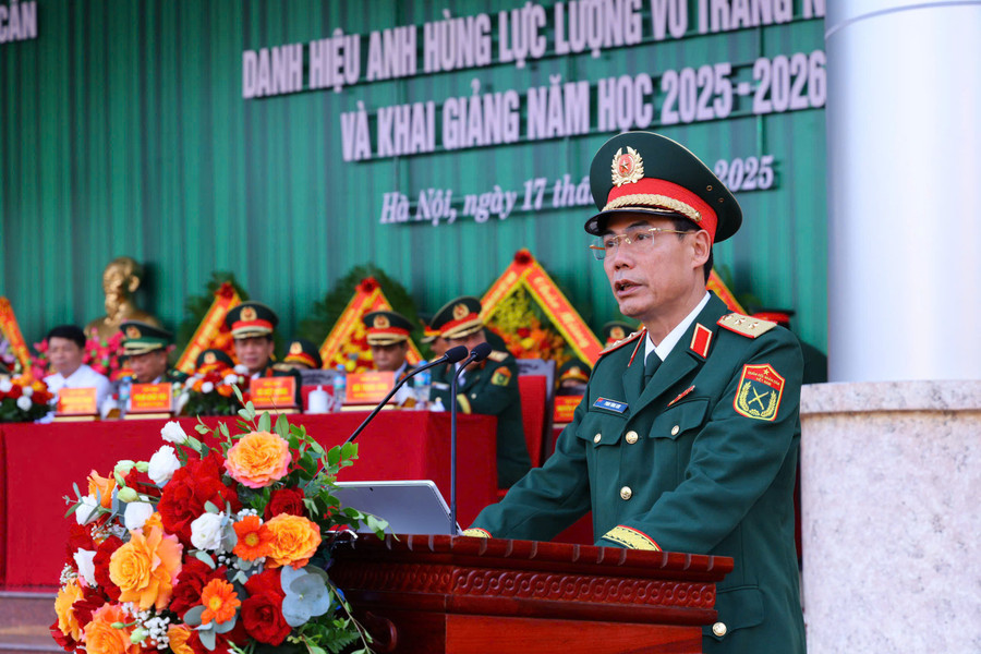 Trung tướng, GS.TS Phan Tùng Sơn - Giám đốc Học viện Hậu nêu bật một số thành tích của đơn vị trong những năm qua. gd-son-2.jpg