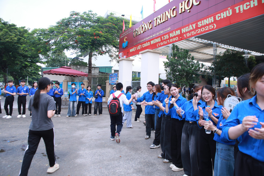 Các thanh niên tình nguyện luôn biết cách "truyền lửa" cho sĩ tử. 6.jpg