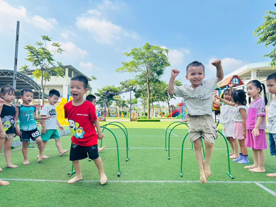 Trẻ tại Trường Mầm non An Khánh B (An Khánh, Hà Nội) trong một hoạt động ngoài trời. Ảnh: Khôi Nguyên.