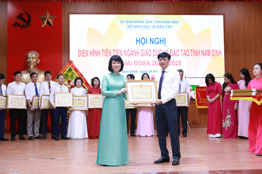 Đại diện Trường Mầm non Sao Vàng - TP Nam Định nhận Giấy khen từ Giám đốc Sở GD&ĐT Nam Định. 10.jpg