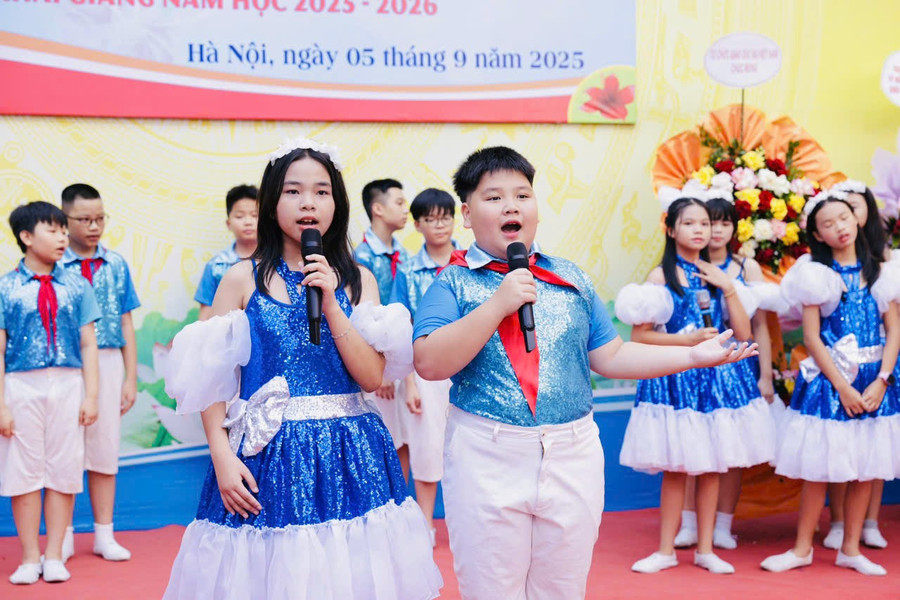 Sao nhí Muối Dubai và tập thể lớp 6A9 biểu diễn nhiều tiết mục đặc sắc tại sự kiện sáng nay. tay-1.jpg