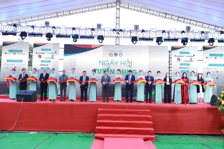 Các đại biểu cắt băng khai mạc Ngày hội tuyển dụng năm 2025 của Học viện Tài chính. 9.jpg