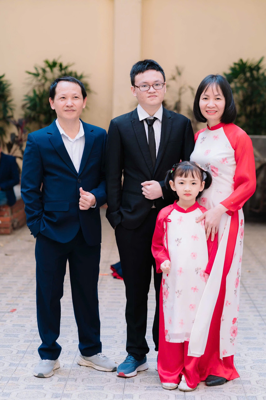 Sự động viên, ủng hộ từ gia đình cũng là một trong những nguồn động lực lớn để Hoàng Khôi tự tin, tỏa sáng tài năng ở Kỳ thi Olympic Hóa học quốc tế năm nay. Ảnh: NTCC. hsg-6.jpg