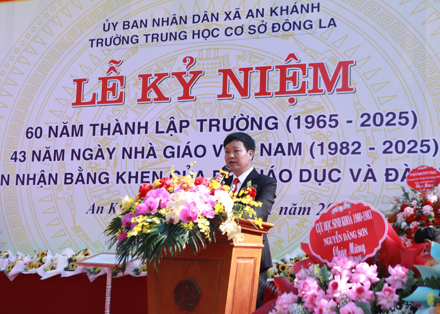 Thầy Trần Đăng Lực - Hiệu trưởng Trường THCS Đông La chia sẻ tại buổi lễ. 