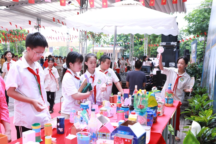 Học sinh tham quan gian trưng bày các đồ dùng từ vật liệu tái chế nhằm giảm thiểu rác thải nhựa.