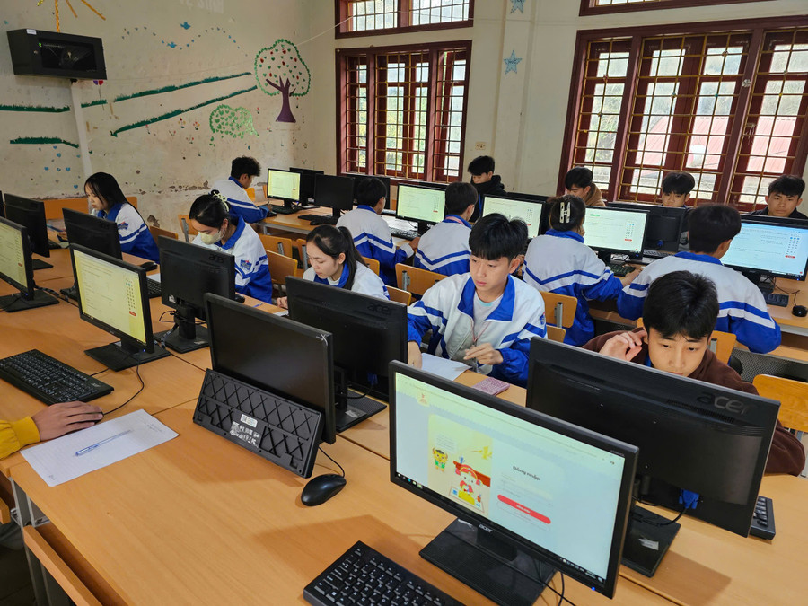 Các thí sinh làm bài thi thử trên nền tảng trực tuyến. 