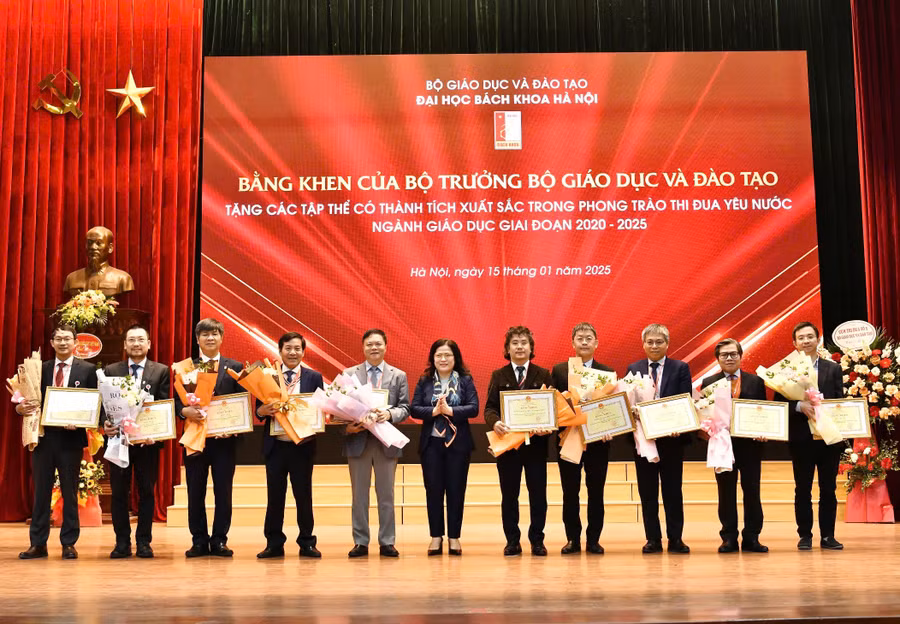 Thứ trưởng Nguyễn Thị Kim Chi trao tặng Bằng khen của Bộ trưởng Bộ GD&ĐT cho các tập thể, cá nhân đạt thành tích xuất sắc trong phong trào thi đua yêu nước giai đoạn 2020-2025.