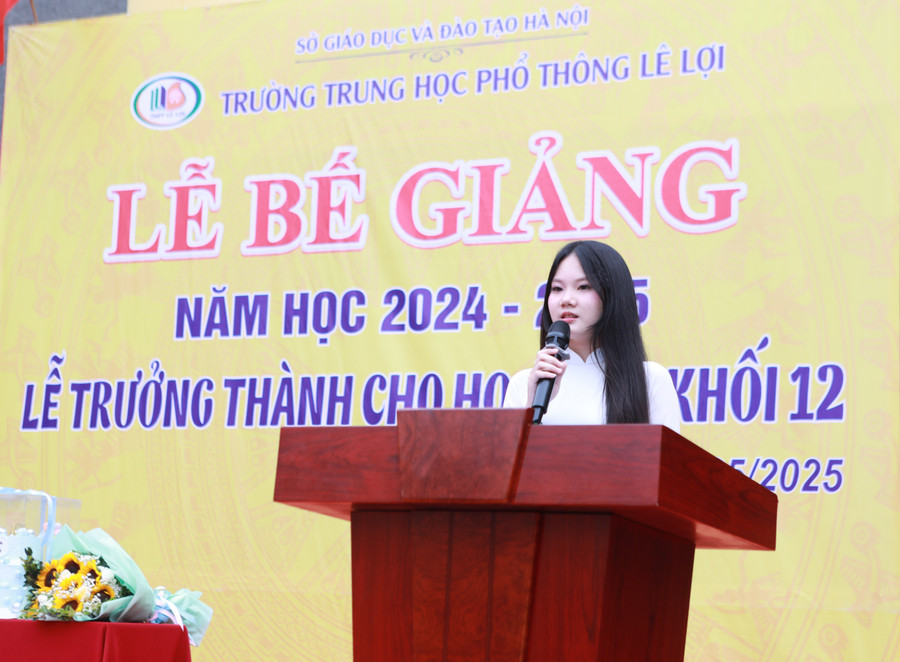 Nữ sinh Nguyễn Ngọc Vân Như đại diện cho khối 12 phát biểu tri ân công ơn thầy cô. 18.jpg