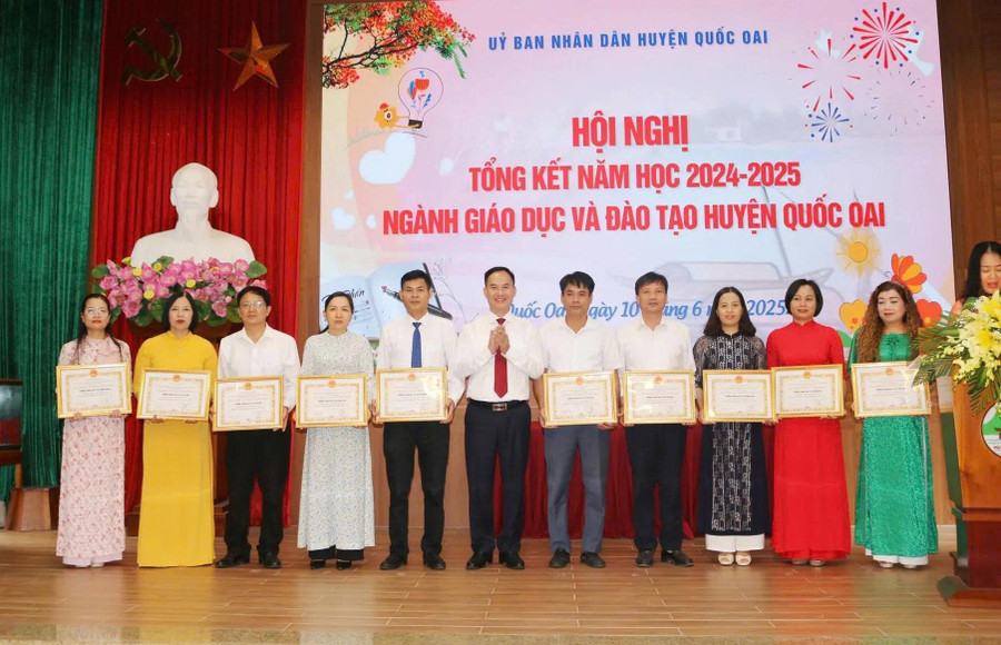 Ông Hoàng Nguyên Ưng - Phó Chủ tịch UBND huyện Quốc Oai khen thưởng các tập thể, cá nhân đạt thành tích xuất sắc năm học 2024-2025. Ảnh: Phòng GD&ĐT Quốc Oai. oai-1.jpg