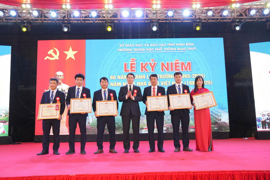 Ninh Binh Provincial leaders presented Certificates of Merit from the Chairman of Ninh Binh Provincial People's Committee to individuals with outstanding achievements. giao-11.jpg