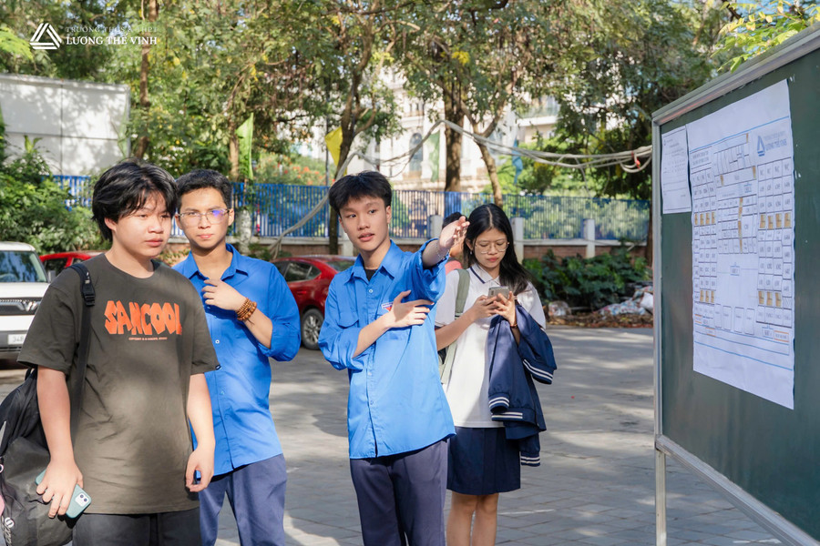 Các thí sinh được tình nguyện viên hướng dẫn vào phòng thi. vinh-3.jpg