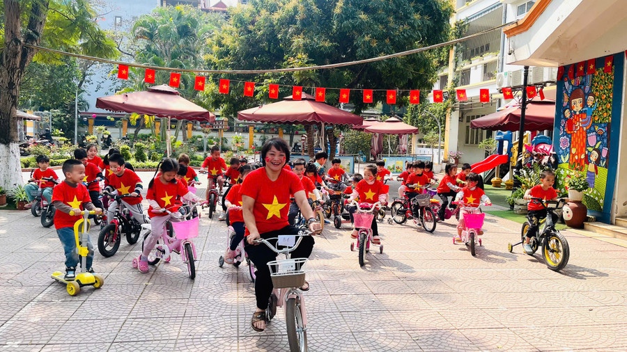 Cô trò cùng trải nghiệm hoạt động đạp xe đạp trên sân trường. co-huyen-3.jpg