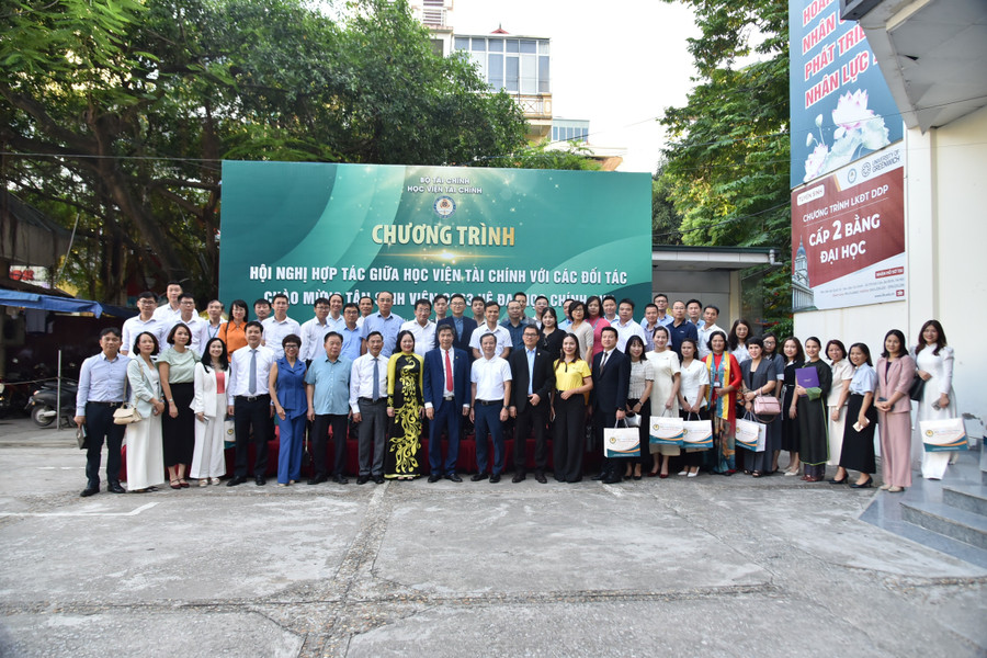 Lãnh đạo, nguyên lãnh đạo Học viện Tài chính cùng các đơn vị đối tác chụp ảnh lưu niệm. tc-3.jpg