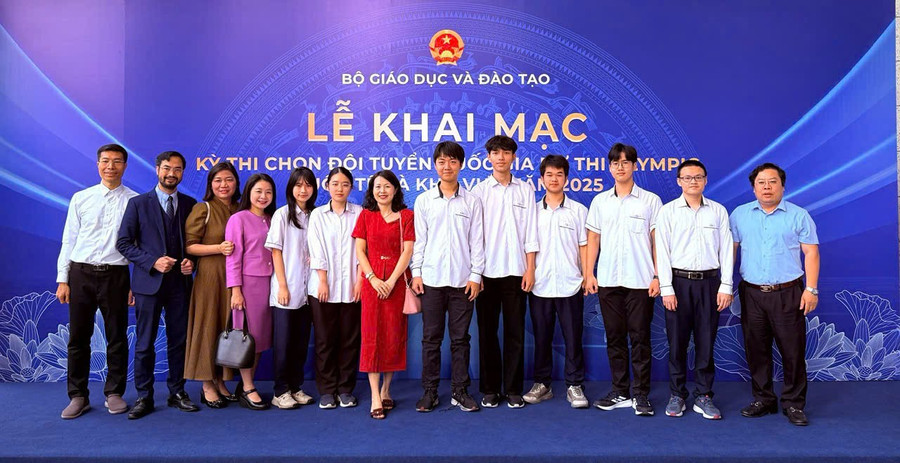 Hoàng Khôi (thứ 2 từ phải sang) cùng các thầy cô và các bạn trong Lễ khai mạc Kỳ thi chọn đội tuyển quốc gia thi Olympic quốc tế và khu vực năm 2025. Ảnh: NTCC. hsg-1.jpg
