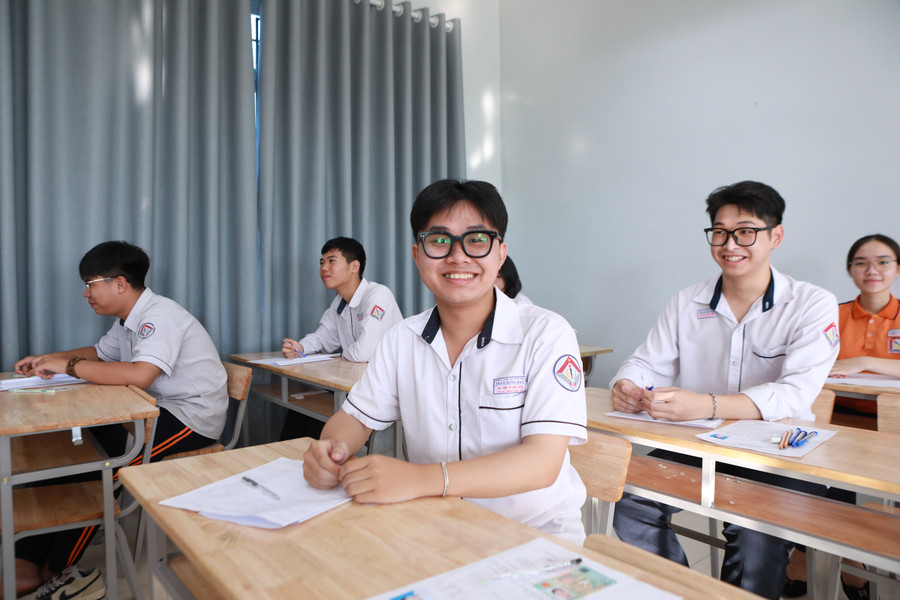 Thí sinh tự tin trước giờ thi Ngữ văn sáng 26/6 tại Trường THPT Trần Hưng Đạo (TP Nam Định). Ảnh: Đình Tuệ.