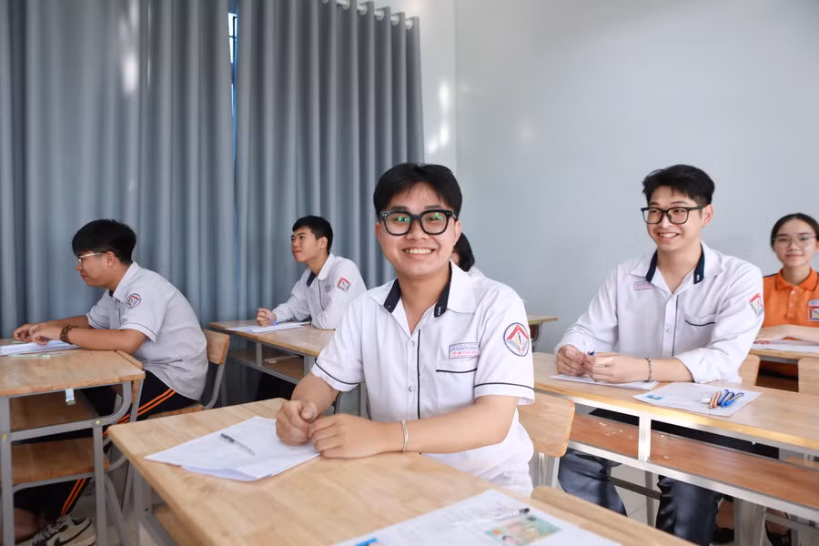 Thí sinh tự tin trước giờ thi Ngữ văn sáng 26/6 tại Trường THPT Trần Hưng Đạo (TP Nam Định). Ảnh: Đình Tuệ.