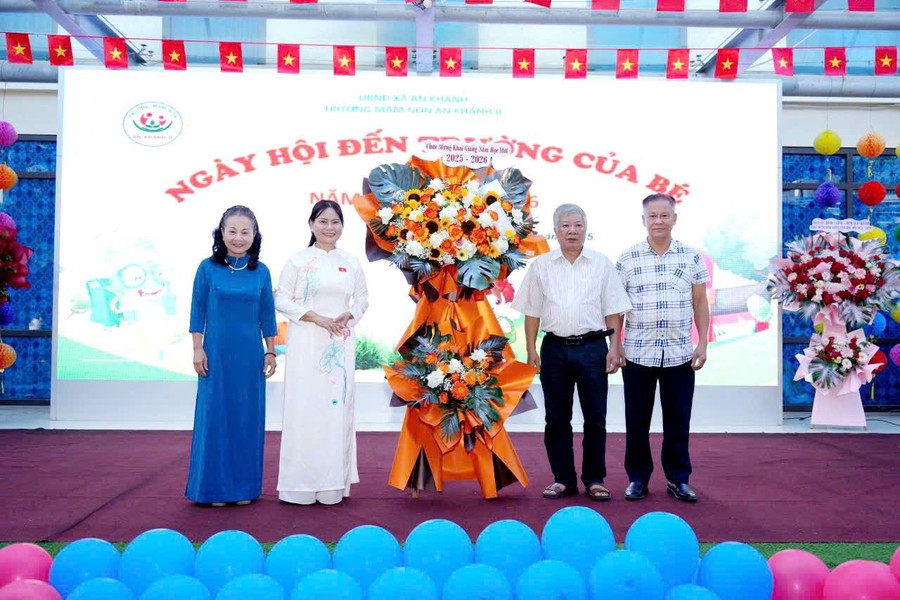 Lãnh đạo Trường Mầm non An Khánh B nhận lẵng hoa chúc mừng từ các đại biểu khách mời. an-5.jpg