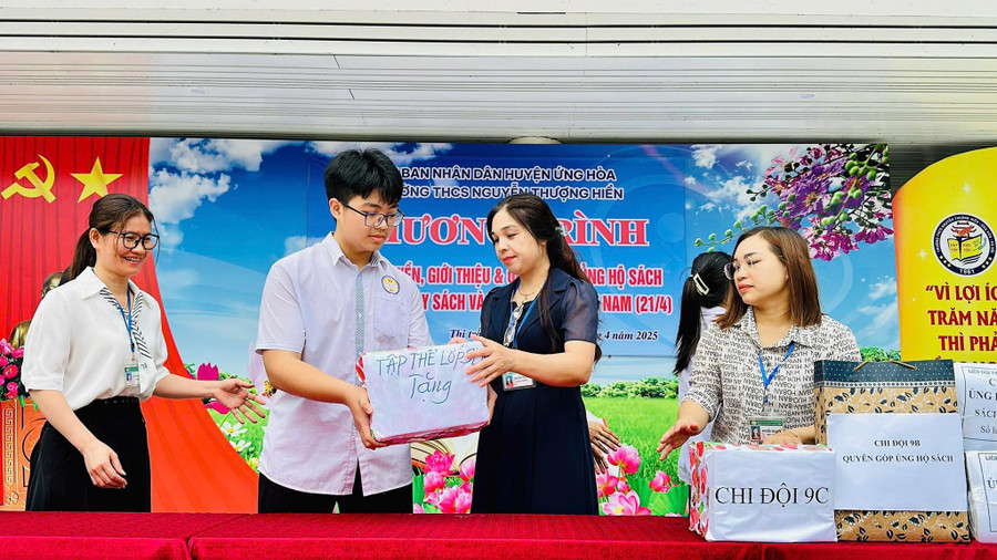 Cô trò Trường THCS Nguyễn Thượng Hiền trong một chương trình giới thiệu và tặng sách. Ảnh; NTCC. thuong-hien.jpg