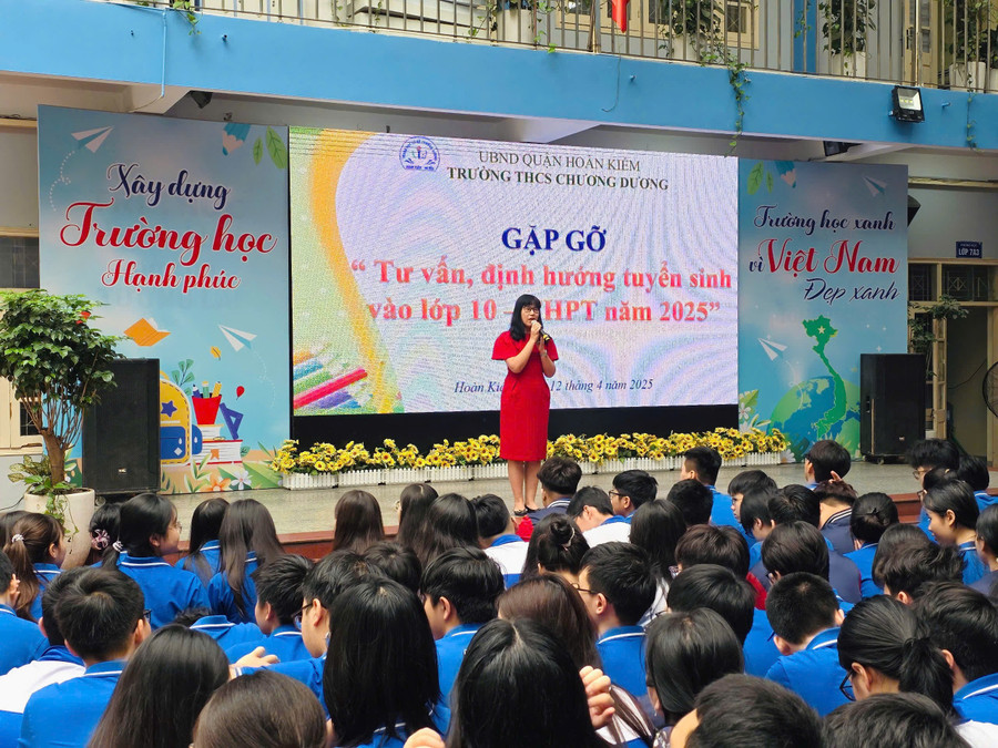 Học sinh Trường THCS Chương Dương lắng nghe tư vấn, tuyển sinh vào lớp 10 năm 2025. Ảnh: NTCC. chuong-duong-3.jpg