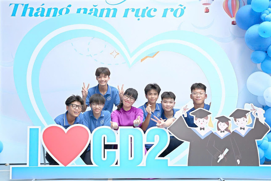 Nhà giáo Nguyễn Thị Vân Hồng và học trò Trường THCS Chương Dương, Hà Nội. Ảnh: NVCC. chuong-duong.jpg