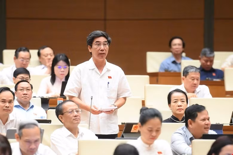 Các đại biểu chất vấn tới Bộ trưởng Tài chính Nguyễn Văn Thắng tại hội trường sáng 19/6. (Ảnh: Cổng TTĐT Quốc hội). 