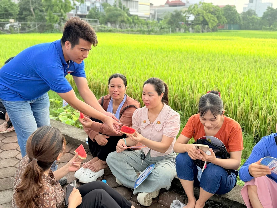 Các bậc phụ huynh trong lúc chờ con thi được tình nguyện viên tặng nước uống và đồ ăn miễn phí góp phần xua tan "sức nóng" kỳ thi vào lớp 10 tại Hà Nội. 