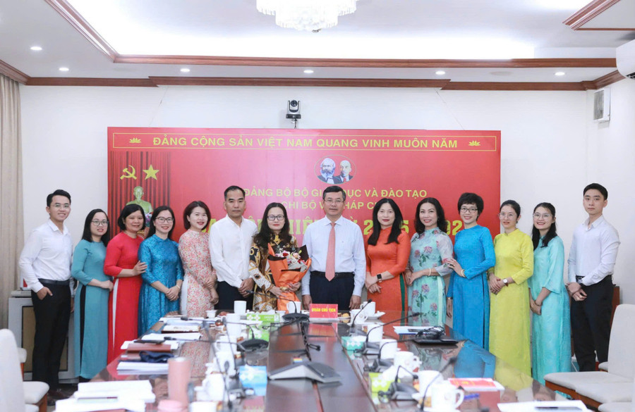 Thay mặt Đảng ủy Bộ GD&ĐT, đồng chí Nguyễn Văn Phúc - Ủy viên Ban thường vụ Đảng ủy, Chủ nhiệm Ủy ban kiểm tra Đảng ủy, Thứ trưởng Bộ GD&ĐT tặng hoa chúc mừng Đại hội Chi bộ Vụ Pháp chế. Ảnh: Đình Tuệ.
