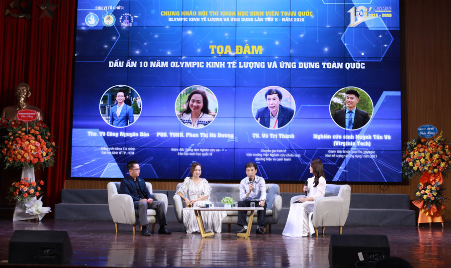 Các đại biểu chia sẻ tại tọa đàm "Dấu ấn 10 năm Olympic Kinh tế lượng và ứng dụng toàn quốc tổ chức sáng 7/6 tại Học viện Tài chính. 2-7987.jpg