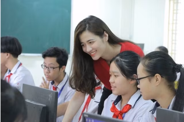 Cô trò Trường THCS Thịnh Liệt, quận Hoàng Mai, Hà Nội trong giờ thực hành môn Tin học. Ảnh minh họa: Đình Tuệ. 