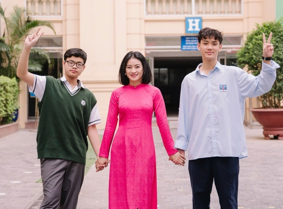 Nam sinh Hoàng Tuấn Minh (bìa phải) chụp ảnh cùng mẹ và em trai. Ảnh: NTCC.