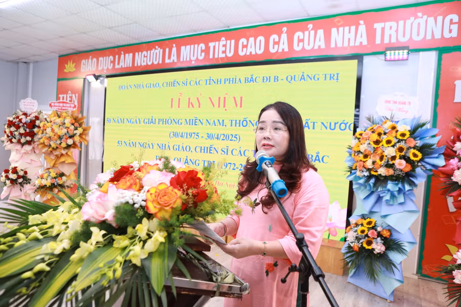 Bà Lê Thị Hương - Giám đốc Sở GD&ĐT Quảng Trị bày tỏ niềm xúc động trước những cống hiến, hi sinh của các thế hệ nhà giáo đi trước.