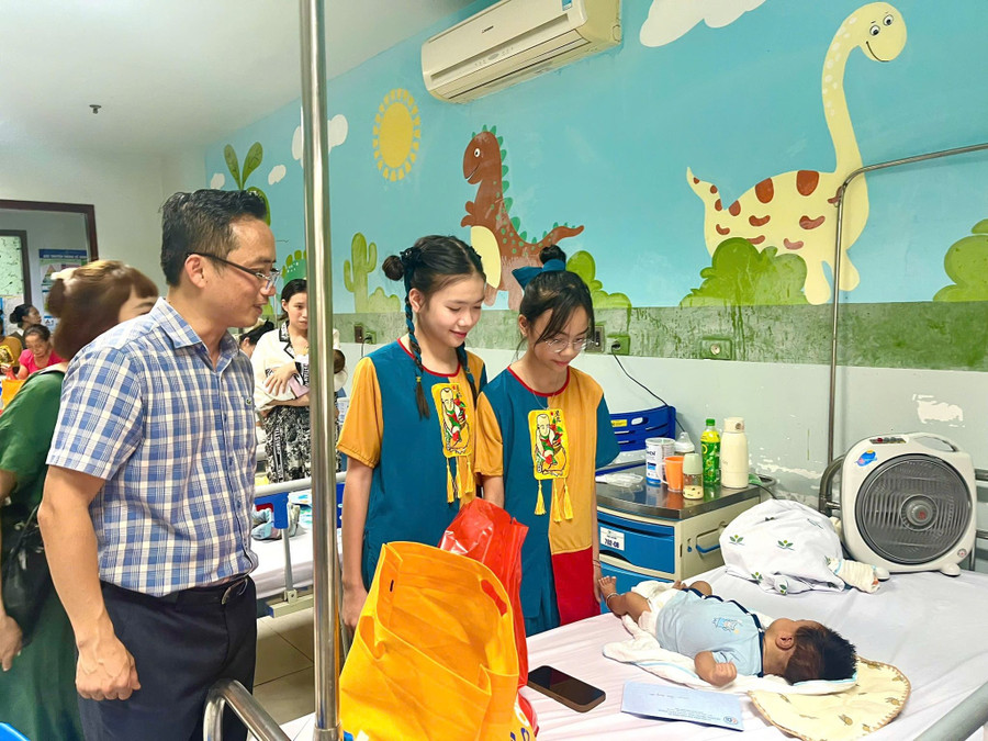 Thầy trò Trường THCS Thái Thịnh (Đống Đa, Hà Nội) thăm và tặng quà Tết Trung thu cho bệnh nhi tại Khoa Gan mật, Bệnh viện Nhi Trung ương. 