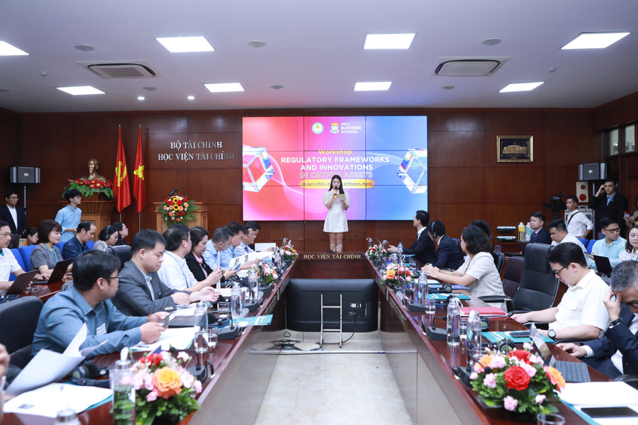 Các đại biểu tham dự tọa đàm trực tiếp tại Học viện Tài chính và trực tuyến qua các điểm cầu. 7.jpg
