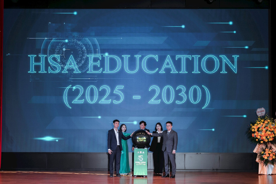 Khoảnh khắc chạm tay vào quả cầu biểu trưng cho hành trình mới của HSA Education sẽ tiếp tục sứ mệnh chèo lái con thuyền tri thức tới nhiều thế hệ học sinh trên cả nước. hsa-1.jpg
