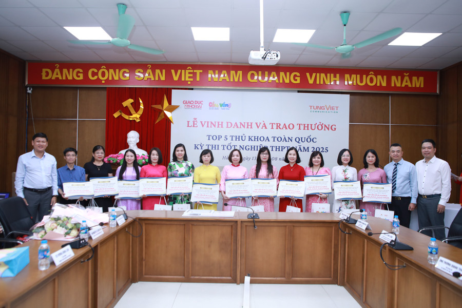 Các thầy cô giáo của tốp 5 thủ khoa toàn quốc được vinh danh tại chương trình. Ảnh: Đình Tuệ. 7.jpg