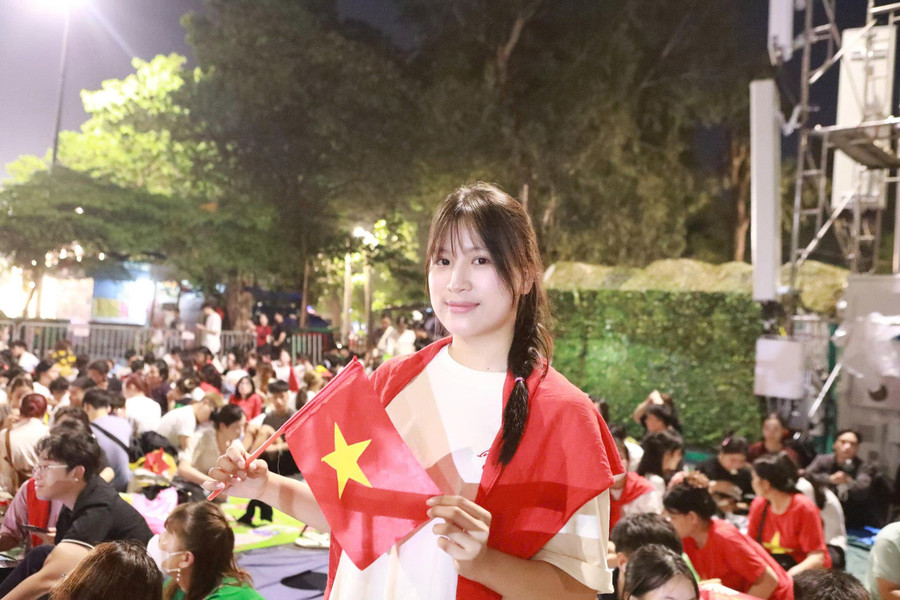 Chị Nguyễn Thị Linh trú xã Tây Phương (Hà Nội) bày tỏ niềm vui và hồi hộp như đón giao thừa để được xem diễu binh vào sáng mai, 2/9. Ảnh: Đình Tuệ.
