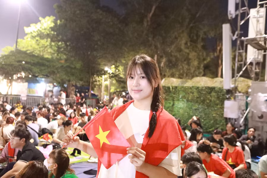 Chị Nguyễn Thị Linh trú xã Tây Phương (Hà Nội) bày tỏ niềm vui và hồi hộp như đón giao thừa để được xem diễu binh vào sáng mai, 2/9. Ảnh: Đình Tuệ.