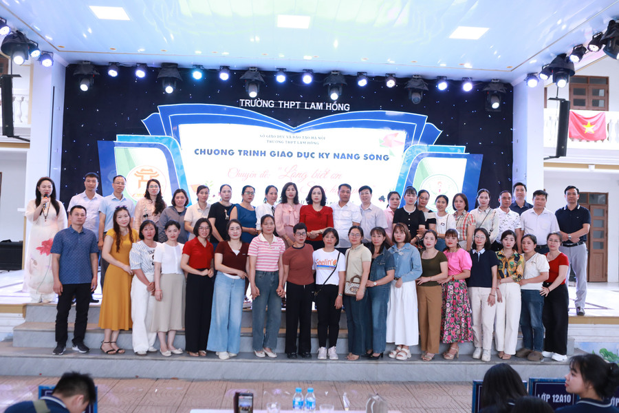 Đại diện nhà trường chụp ảnh với các bậc phụ huynh học sinh. 13.jpg