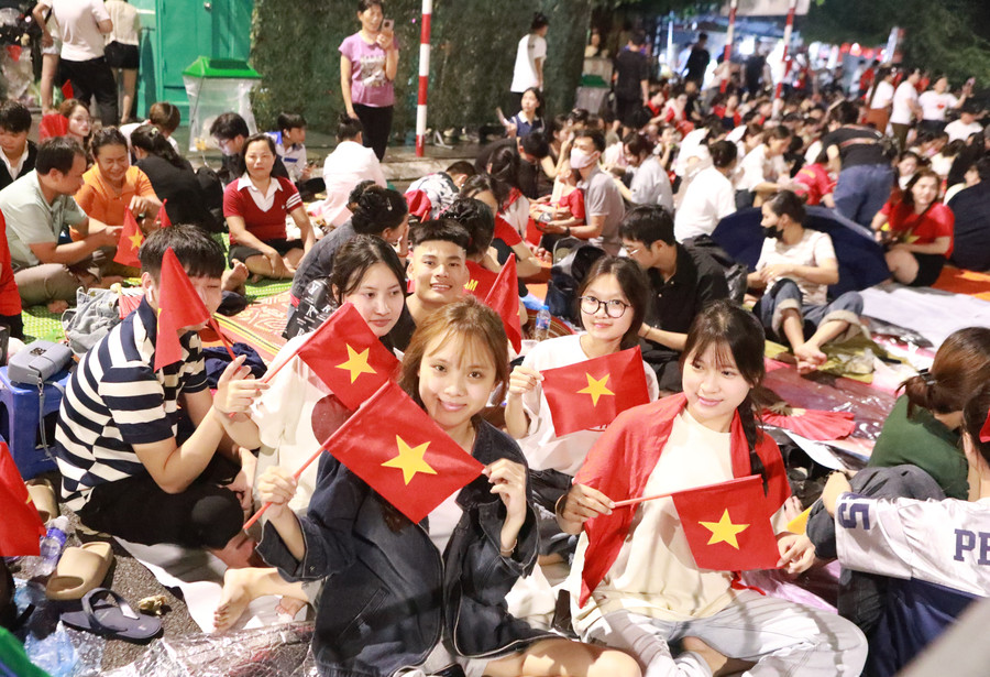 Nhóm bạn của chị Linh chuẩn bị sẵn sàng các dụng cụ cần thiết để đón chờ đại lễ A80. Ảnh: Đình Tuệ. 4h4a2563.jpg