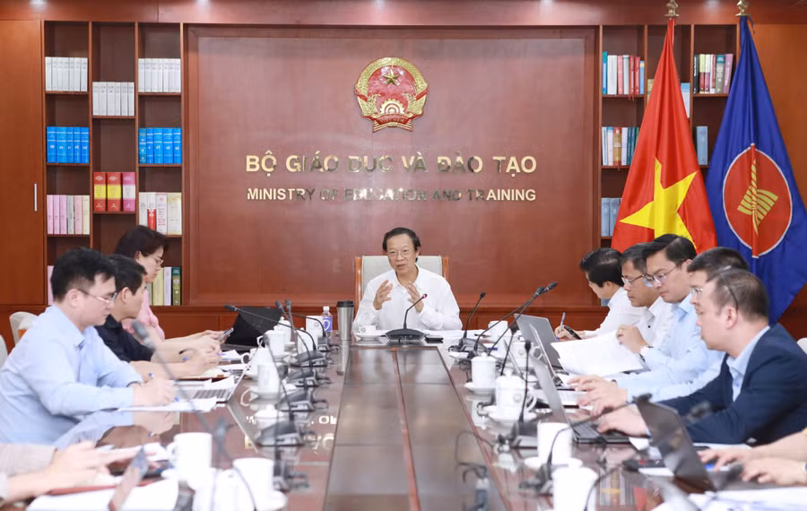 Thứ trưởng Phạm Ngọc Thưởng chủ trì cuộc họp về triển khai Khung năng lực số cho học sinh, giáo viên sáng 11/4. Ảnh: Đình Tuệ.