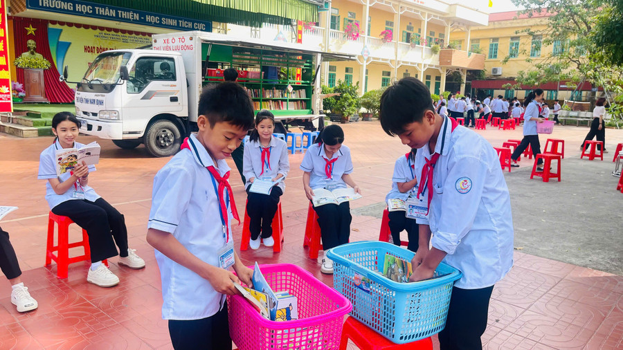 Học sinh Trường THCS Hải Xuân cùng đọc sách tại sân trường. Ảnh: Hải Sơn. hai-xuan-3.jpg