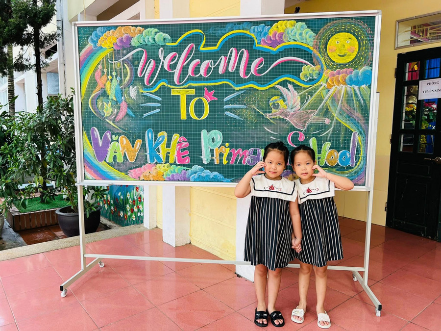 Hai bé Minh Anh và Minh Ánh cùng nhau đến Trường Tiểu học Văn Khê với bố mẹ để đăng ký tuyển sinh vào lớp 1 năm 2025. ts-2.jpg
