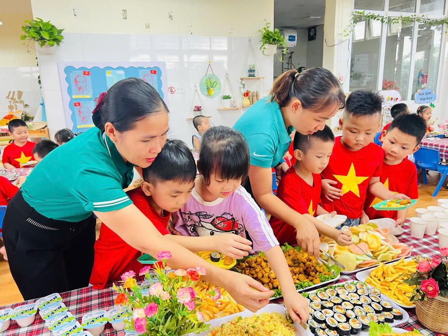 Trẻ tại Trường Mầm non An Khánh B (An Khánh, Hà Nội) dự tiệc buffet tại lớp chào đón 80 năm Quốc khánh. an-khanh.jpg
