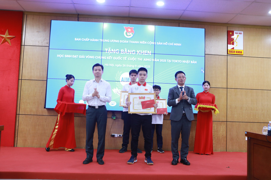 Anh Nguyễn Minh Triết (trái) - Bí thư Trung ương Đoàn, Chủ tịch TW Hội Sinh viên Việt Nam và Tổng Biên tập Báo Tiền phong Phùng Công Sưởng tặng thưởng cho các em học sinh xuất sắc. Ảnh: Đình Tuệ. 