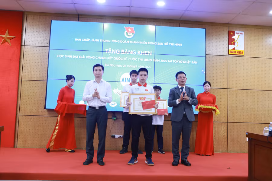 Anh Nguyễn Minh Triết (trái) - Bí thư Trung ương Đoàn, Chủ tịch TW Hội Sinh viên Việt Nam và Tổng Biên tập Báo Tiền phong Phùng Công Sưởng tặng thưởng cho các em học sinh xuất sắc. Ảnh: Đình Tuệ. 