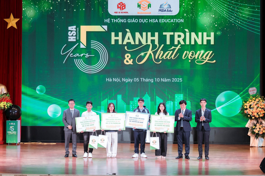 Ban lãnh đạo HSA Education trao học bổng cho các học sinh xuất sắc tại buổi lễ. 
