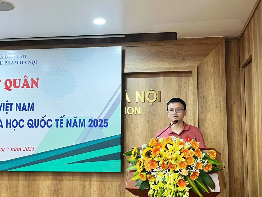 Hoàng Khôi đại diện cho đoàn học sinh Việt Nam phát biểu trong lễ xuất quân trước khi lên đường dự thi. Ảnh: NTCC. hsg-8.jpg