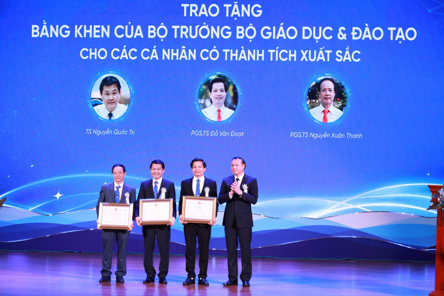 PGS.TS Nguyễn Đức Sơn - Hiệu trưởng Trường ĐH Sư phạm Hà Nội trao tặng Bằng khen của Bộ trưởng Bộ GD&ĐT cho tập thể Khoa Quản lý giáo dục và 3 cá nhân nhân dịp 20 năm thành lập Khoa. 