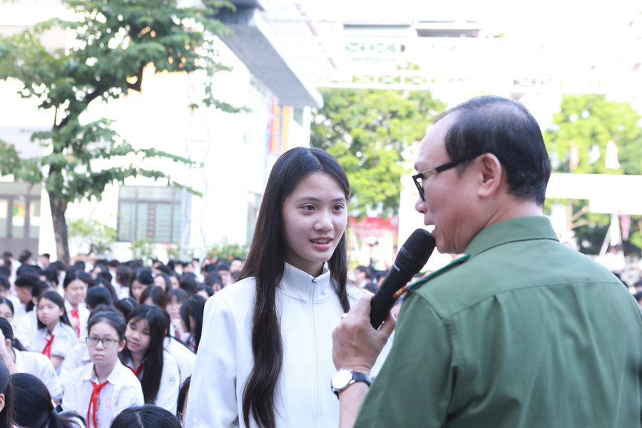 Những câu hỏi thắc mắc của học sinh đều được vị chuyên gia giải đáp cụ thể, chi tiết. 6.jpg