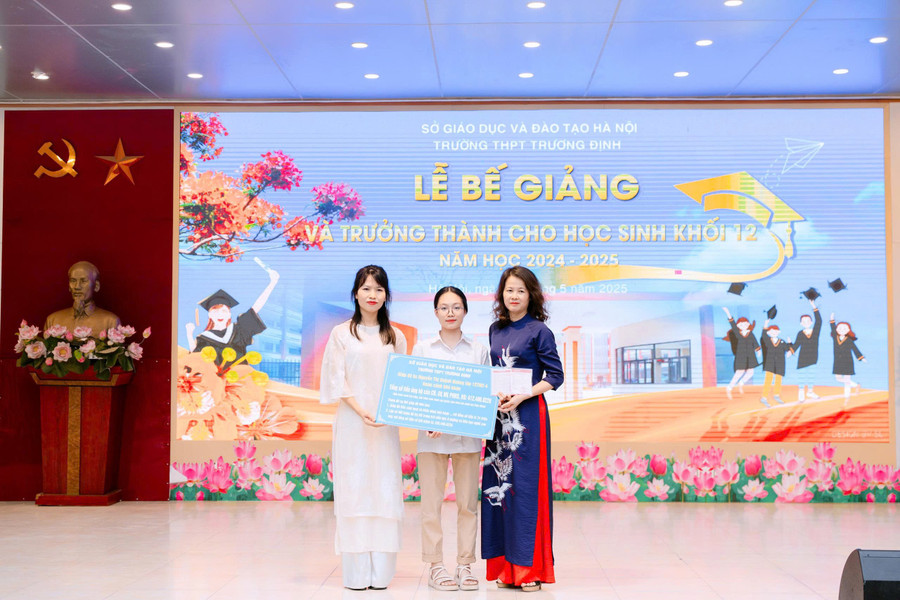 Đại diện nhà trường trao tặng số tiền hơn 412 triệu đồng huy động từ các nhà hảo tâm và nhà trường để hỗ trợ Quỳnh Hương tiếp tục con đường tương lai phía trước. dinh-2.jpg